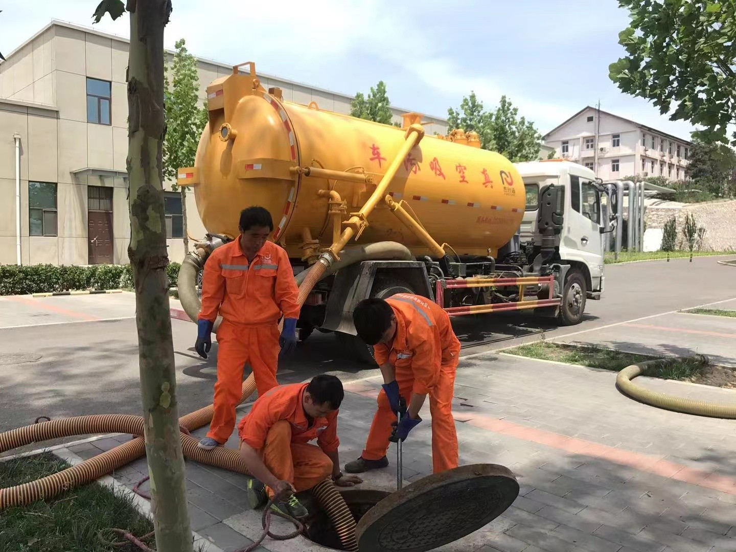 道滘管道疏通车停在窨井附近