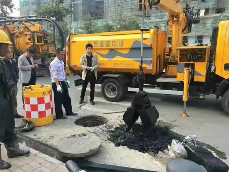 道滘街道：网格员化身“清道夫”，为民解忧疏通“堵心”化粪池