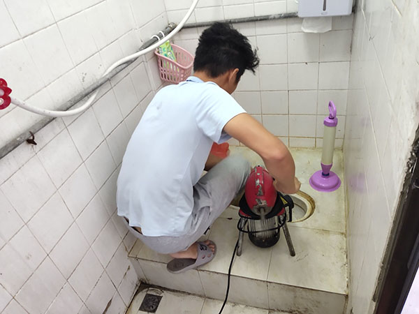 道滘肥皂掉到马桶里把马桶堵住了怎么办？马桶堵住了怎么办